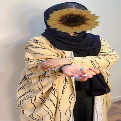عبايه باللون البيج والاسود 