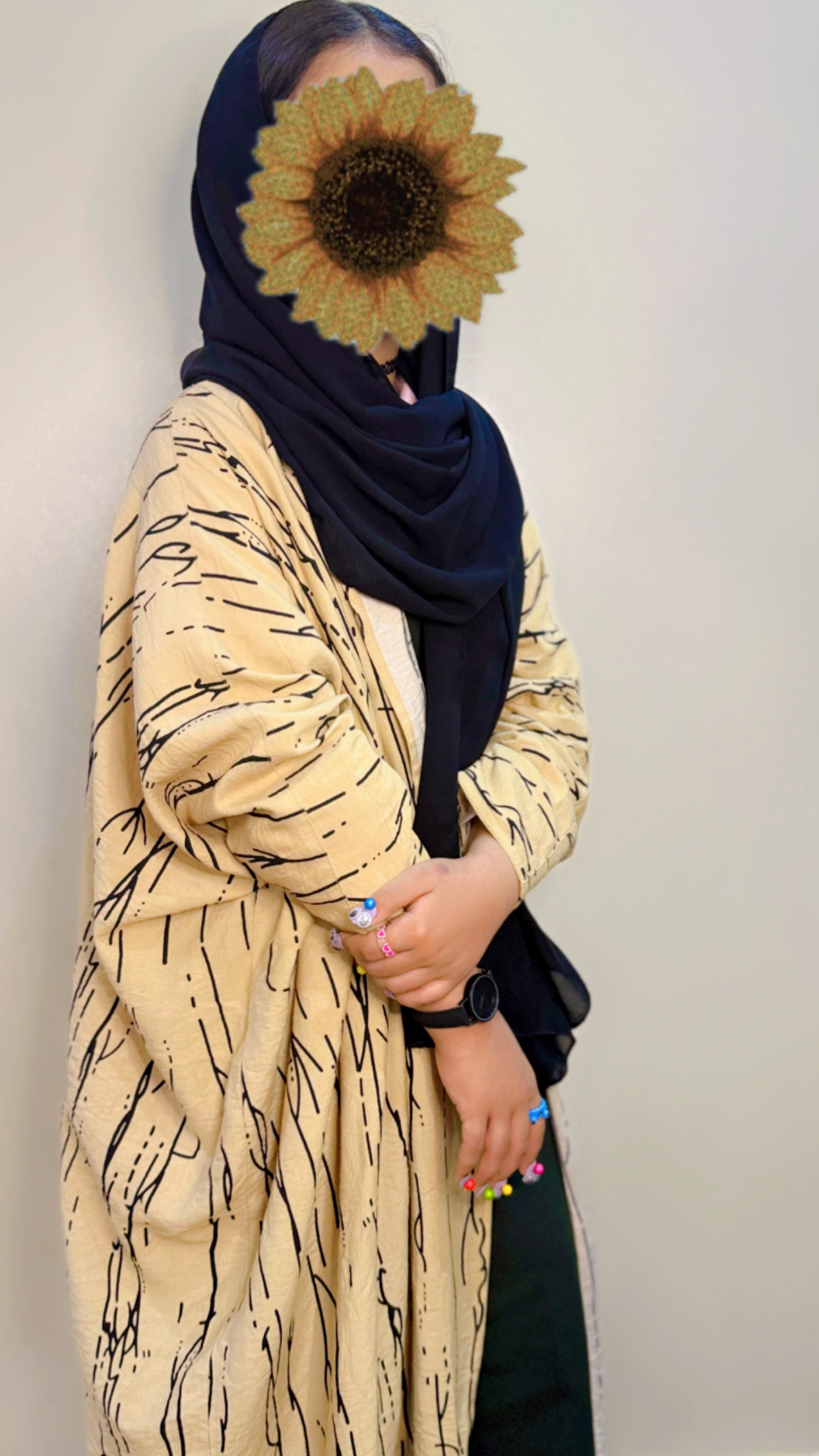 عبايه باللون البيج والاسود 